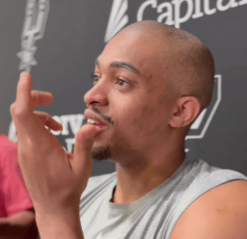 凯尔登-约翰逊: 文班亚马昨天提议互相剃成光头