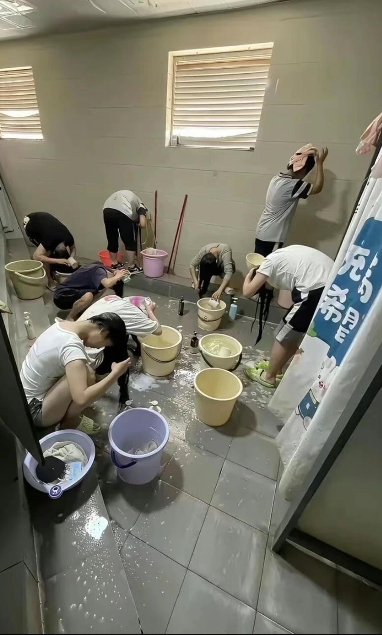 以前刚出来打工条件差，没热水，大冬天都是用冷水洗澡洗头。年轻人气血足，现在风一吹