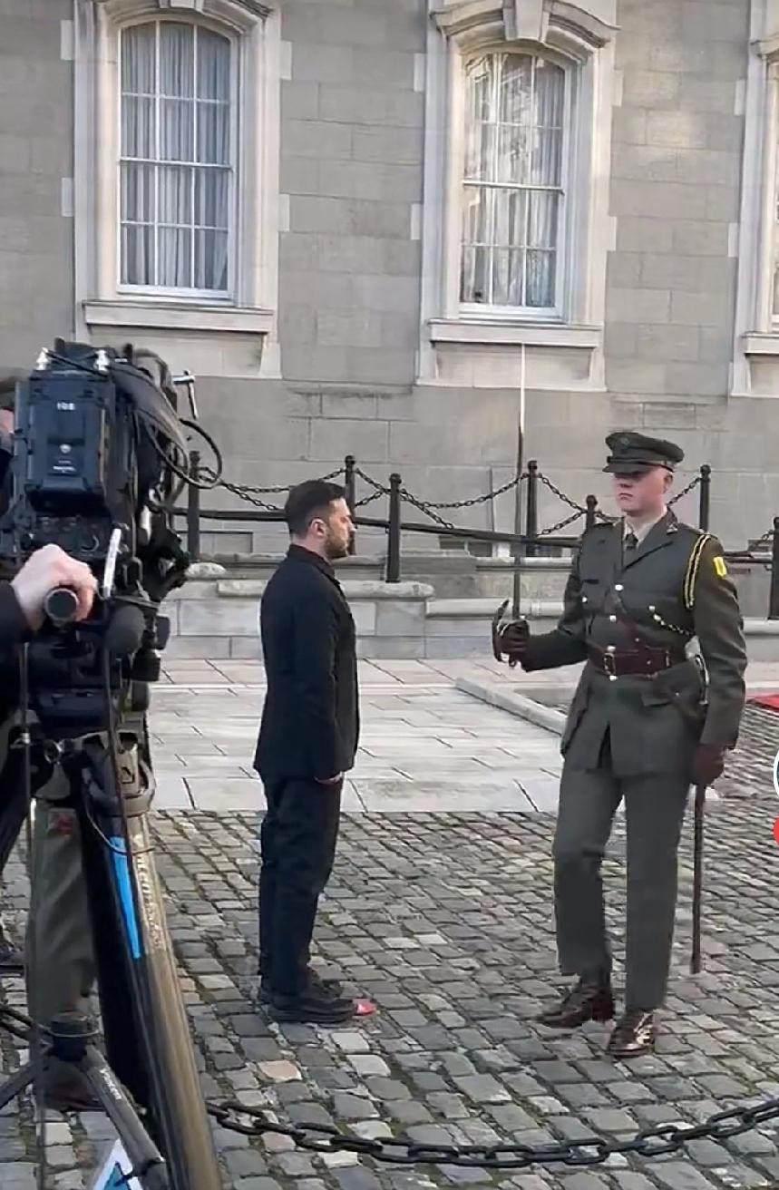 很多人疑惑:为什么乌克兰大战在即，泽连斯基老往欧洲跑呢？这里面有四个原因:1.泽