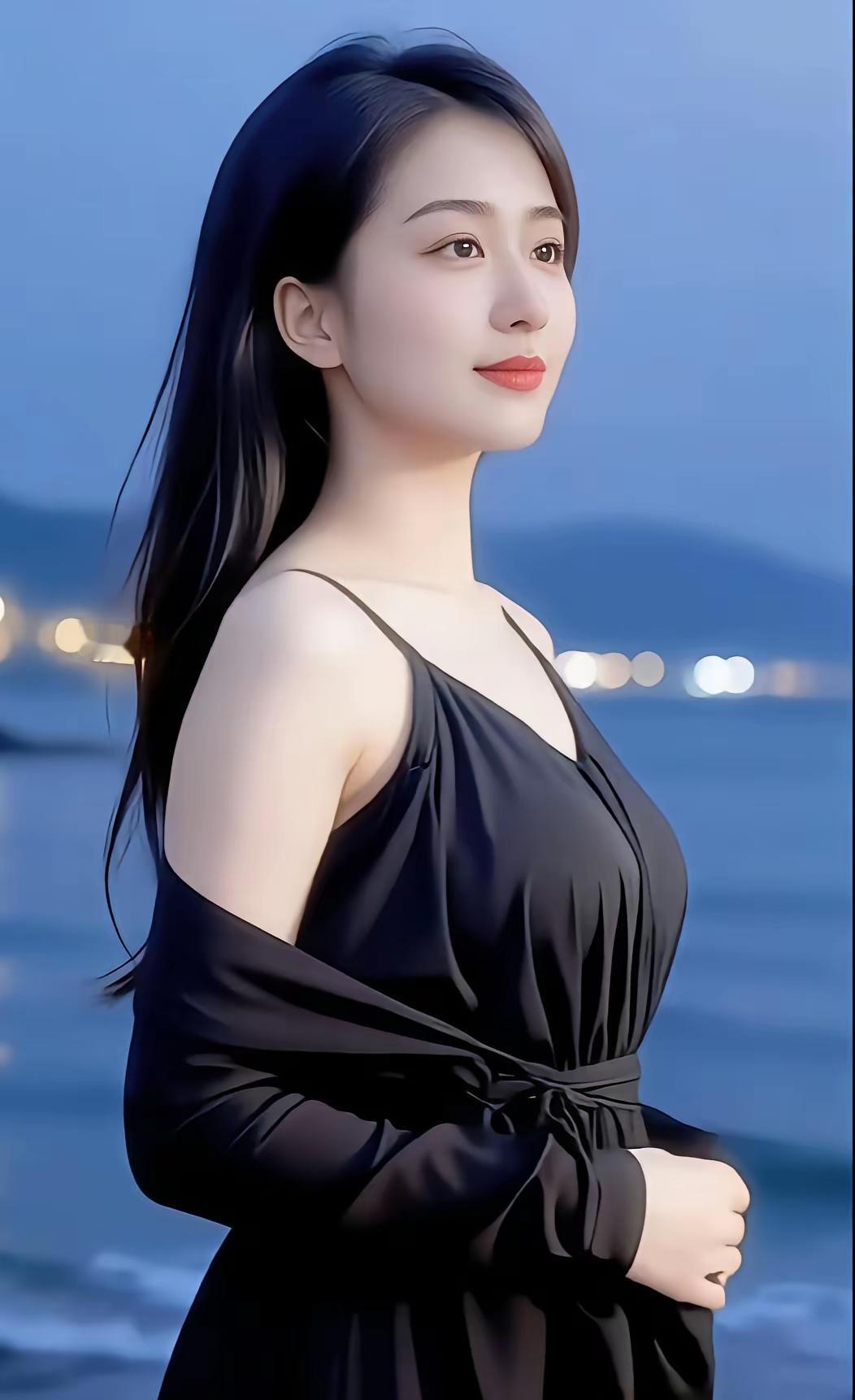 暮色海边，黑裙如夜，温柔侧颜定格浪漫，灯火阑珊处，她是最动人的风景。