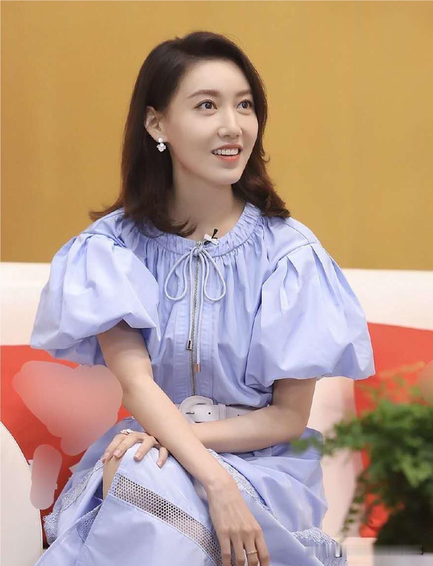 看到高露，你才能理解什么是女王气场，人家不刻意修饰自己，也不浓妆艳抹的，就这样大
