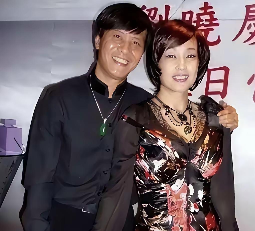 这张老照片太有故事！刘晓庆刚出狱的生日宴，和当时男友阿峰同框。阿峰外形高大