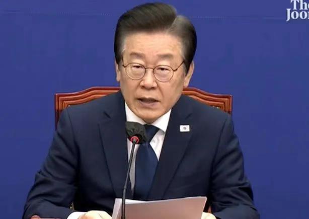 李在明跟妻子金惠景在首尔市场秀恩爱，他当众喂妻子吃东西，两人有说有笑，好不热闹。