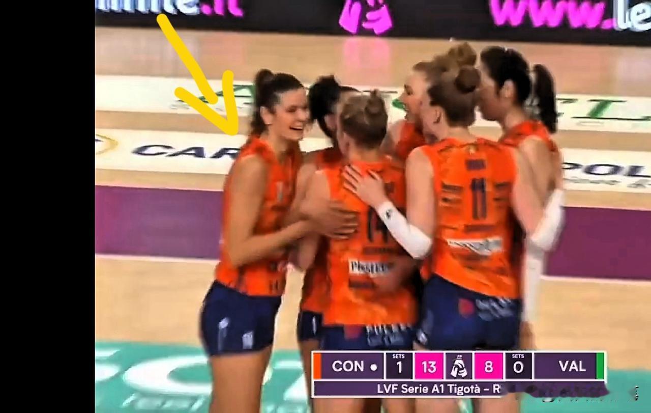 加比这个脚球防守，绝了[赞]瞧，加比箭一般地飞至场外，迅速用脚将球防到了对方场