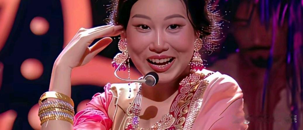 沈佳润化了精致的妆，穿上偶像风的衣服，对着镜头练习营业笑容。小沈阳偶尔出现在评论