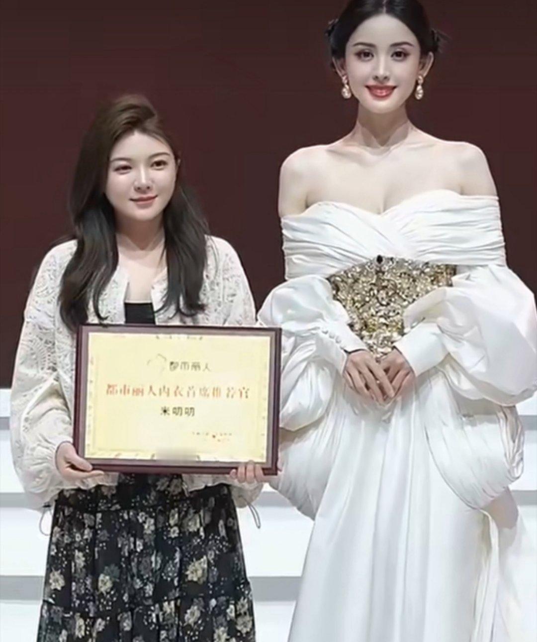 左边已经是美女娜扎美成神仙了娜扎真的很美颜值很权威仙女下凡啦​​​