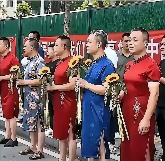 不就是高考吗？孩子的家长也至于跟孩子的妈妈一样去穿个旗袍[呲牙笑]当他们的孩子从考