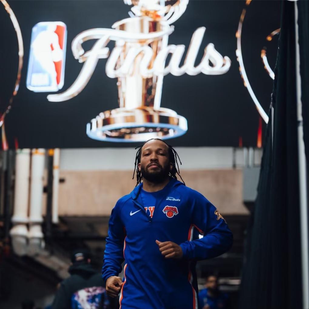 布伦森拒摸奖杯引爆话题！尼克斯夺冠真会为他立雕像？NBA总决赛首战收视率狂飙