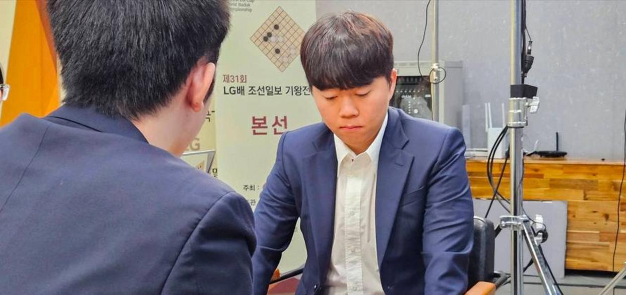 申旻埈是顶尖的韩国棋手，但不是合格的棋手。他的棋技是九段无疑，但不合格之处至少有