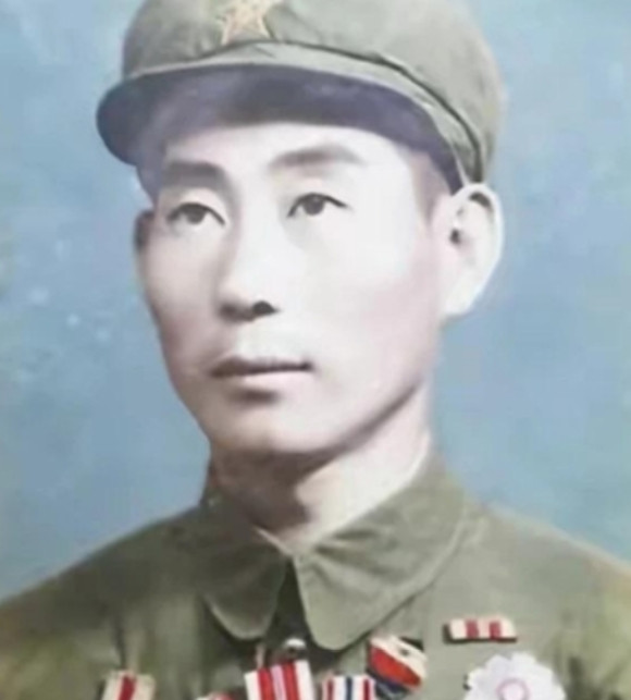 1948年夜行军时，一士兵腹痛难忍，只好离队到路边隐蔽沟壑处方便，不想当时他发现
