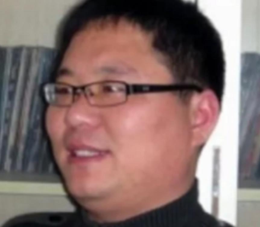 2007年，大学生崔松旺突然半个月不洗澡、不刮胡子、不刷牙，甚至把油烟抹到脸上，