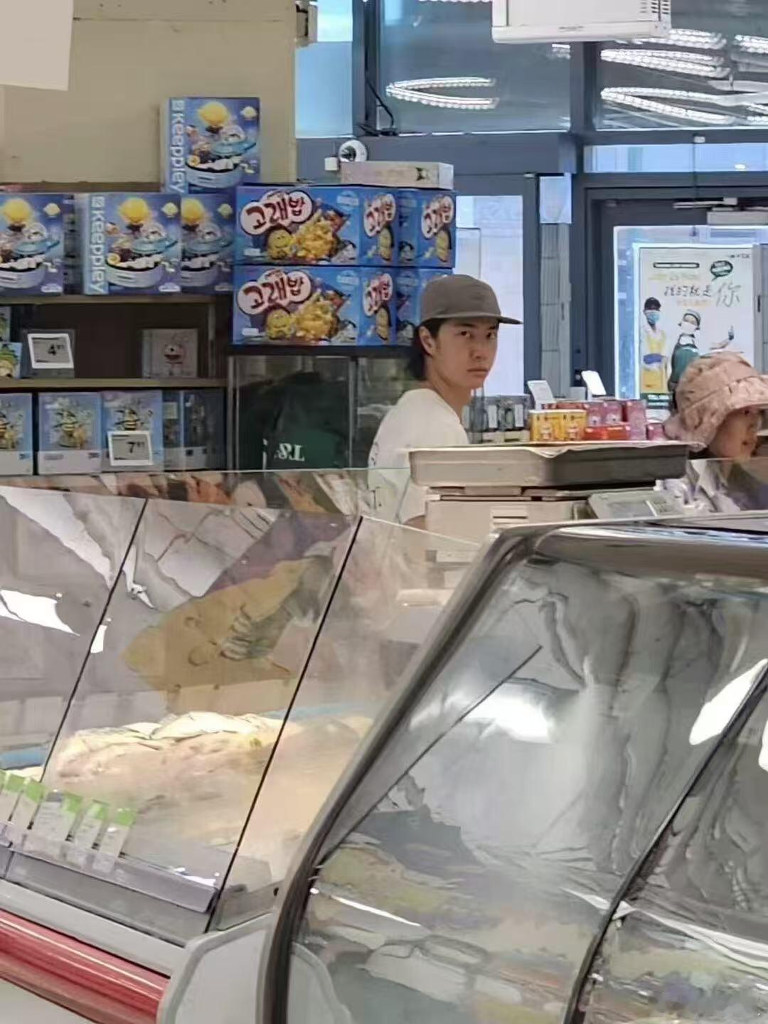 王一博一博在温哥华的图！拍摄者瞬间就被鹰眼锁定据说是之前的图[思考]​​​