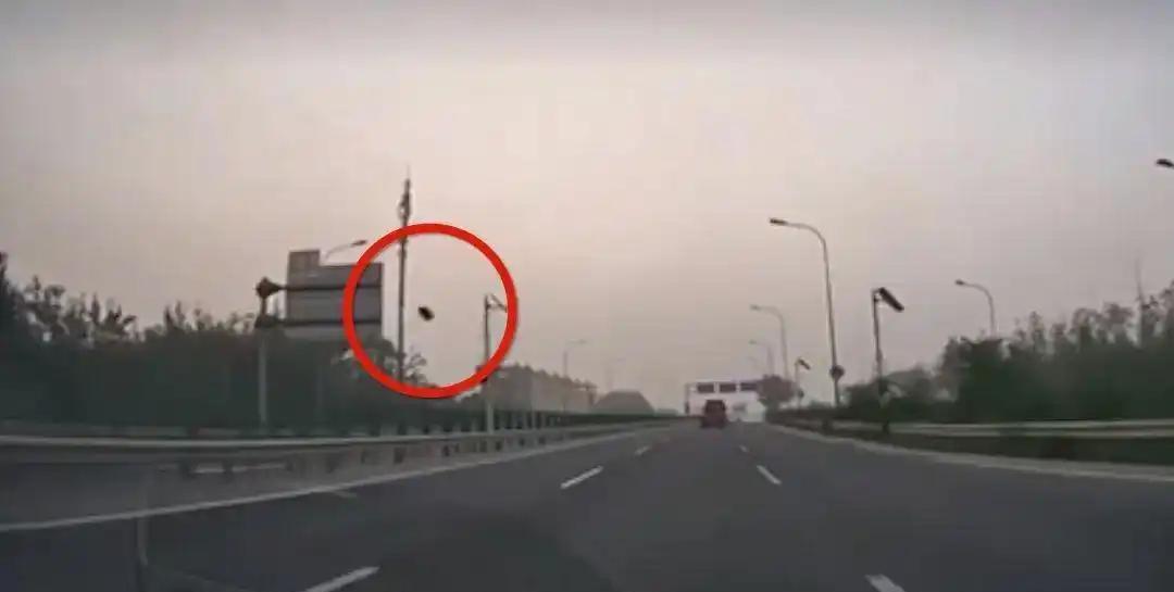 北京一男子凌晨4点在高架上开车，突然对面飞来一块石头砸碎挡风玻璃后又打中他的脸，