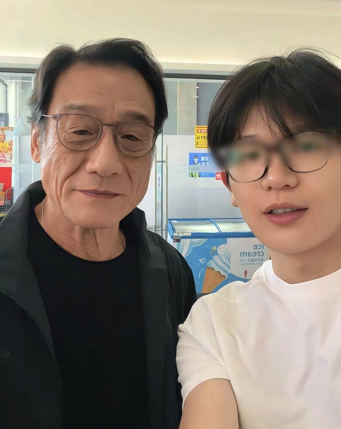 高速服务区偶遇“影帝”梁家辉！对话内容让诸多明星“汗颜”，还热情摸了一下对方的