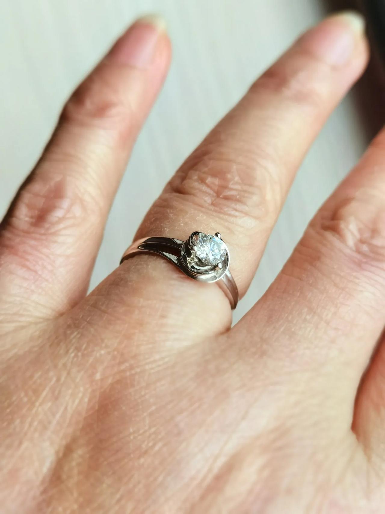一直没戴过铂金钻💍，因为老公认为钻石是骗女人的东西，不值钱，不如买黄金首饰。所