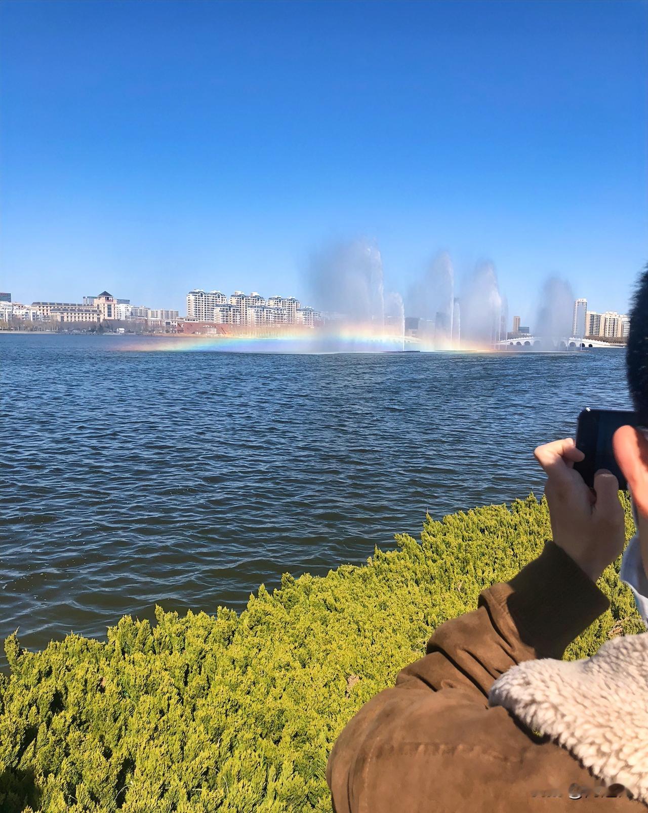 今天是考公务员的日子，女儿一整天没出门儿！女儿大学毕业2年了，公务员，事业编