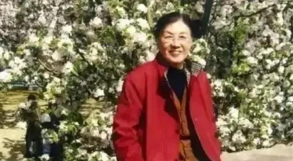 1976年10月，谢静宜被撤销一切职务，接受隔离审查。在审查的过程中，她的认错态