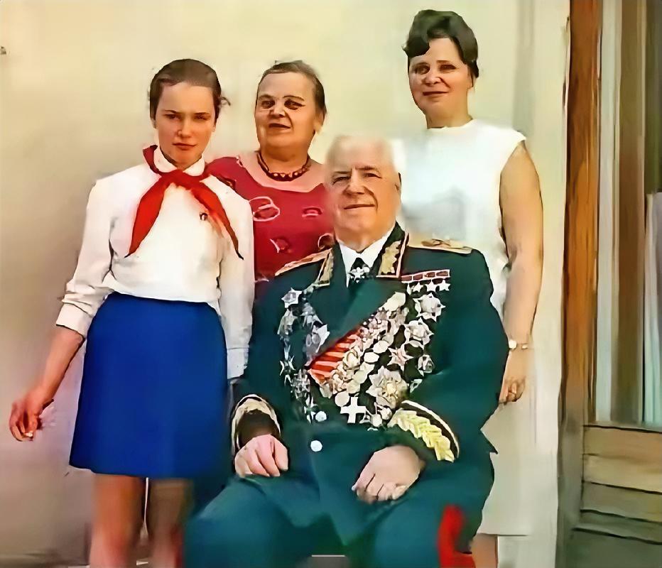 60年代，晚年的苏联朱可夫元帅与家人的一张留影，左侧女孩是小女儿玛莎，他身后的两