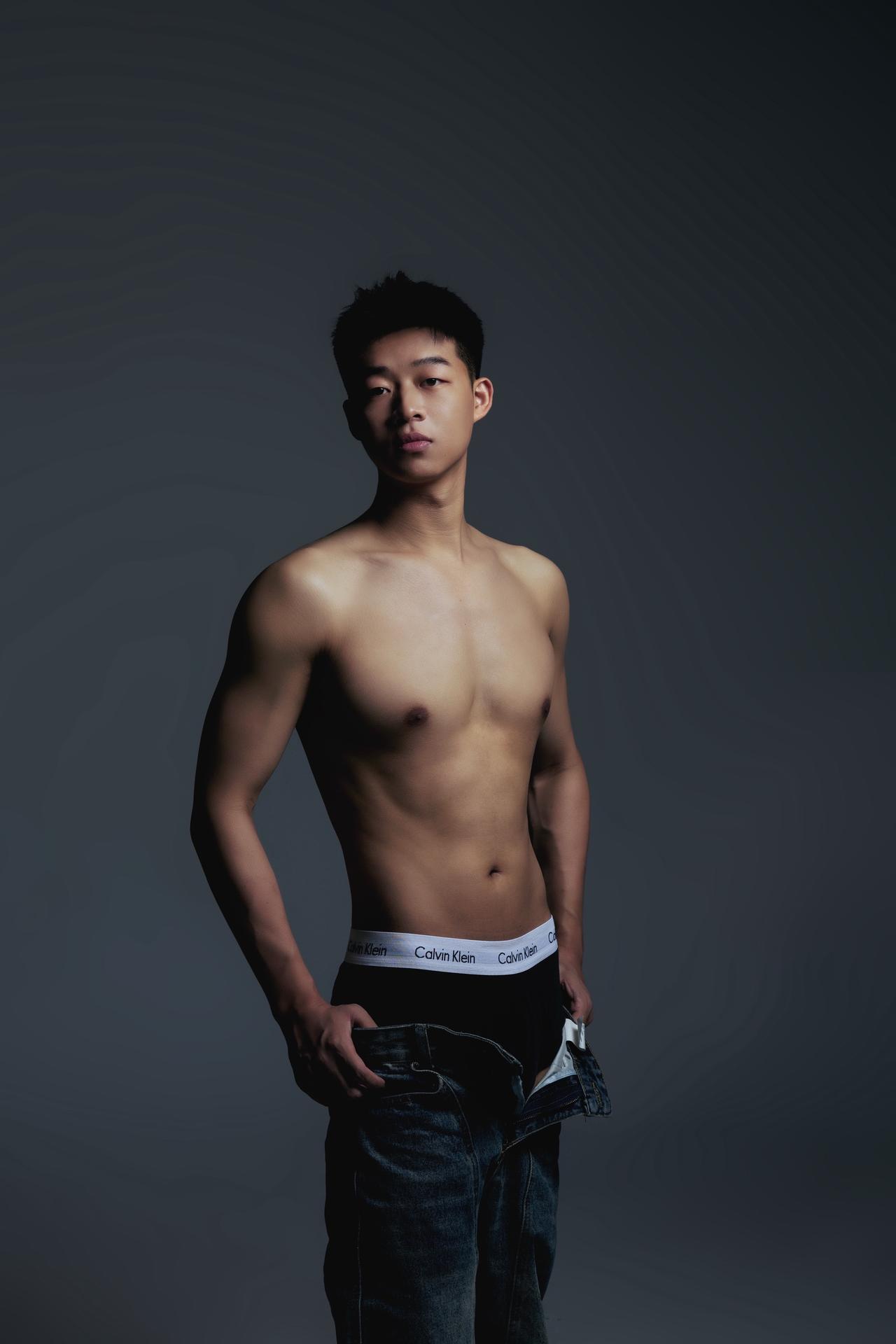 暧昧的灰色氛围薄肌审美肌肉摄影深圳男生拍照