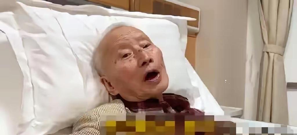 上海一位92岁的退休法官，独自住在一家养老院里。唯一的儿子四十多年前去了英国，现