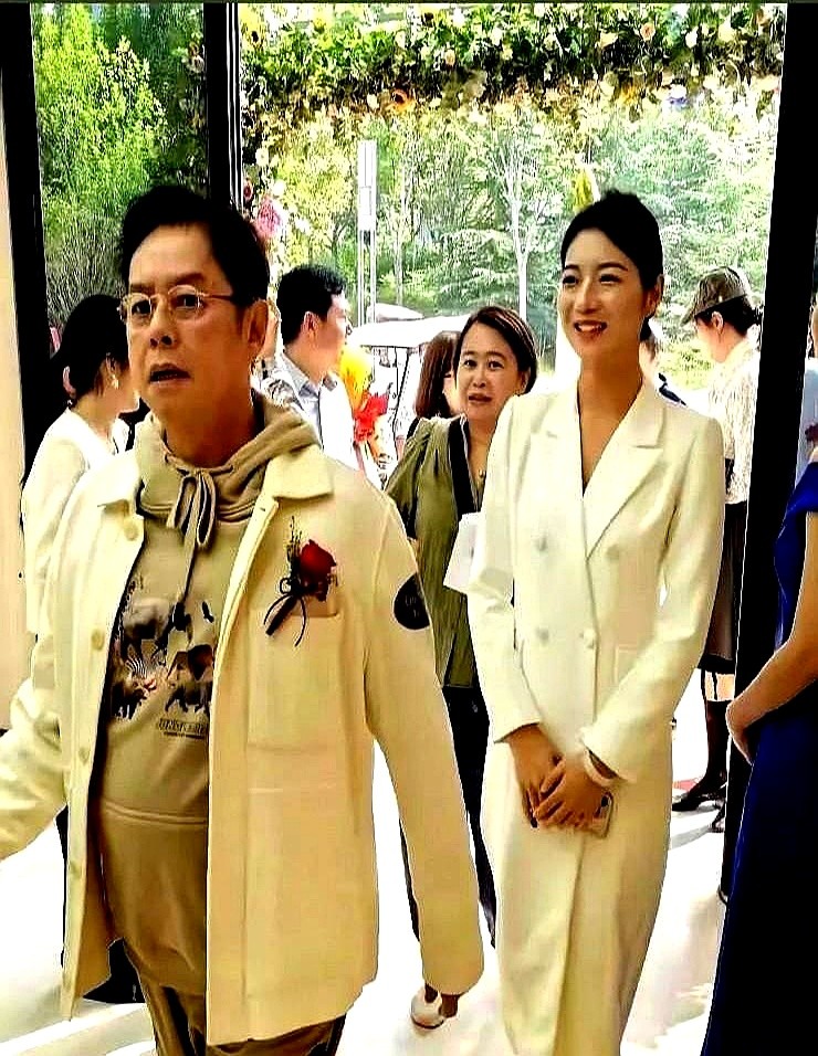 76岁连开10场高强度演唱会，还得全场唱跳，这把老骨头真能扛住？红馆尾场，谭咏麟拽着刘德华和李克勤在