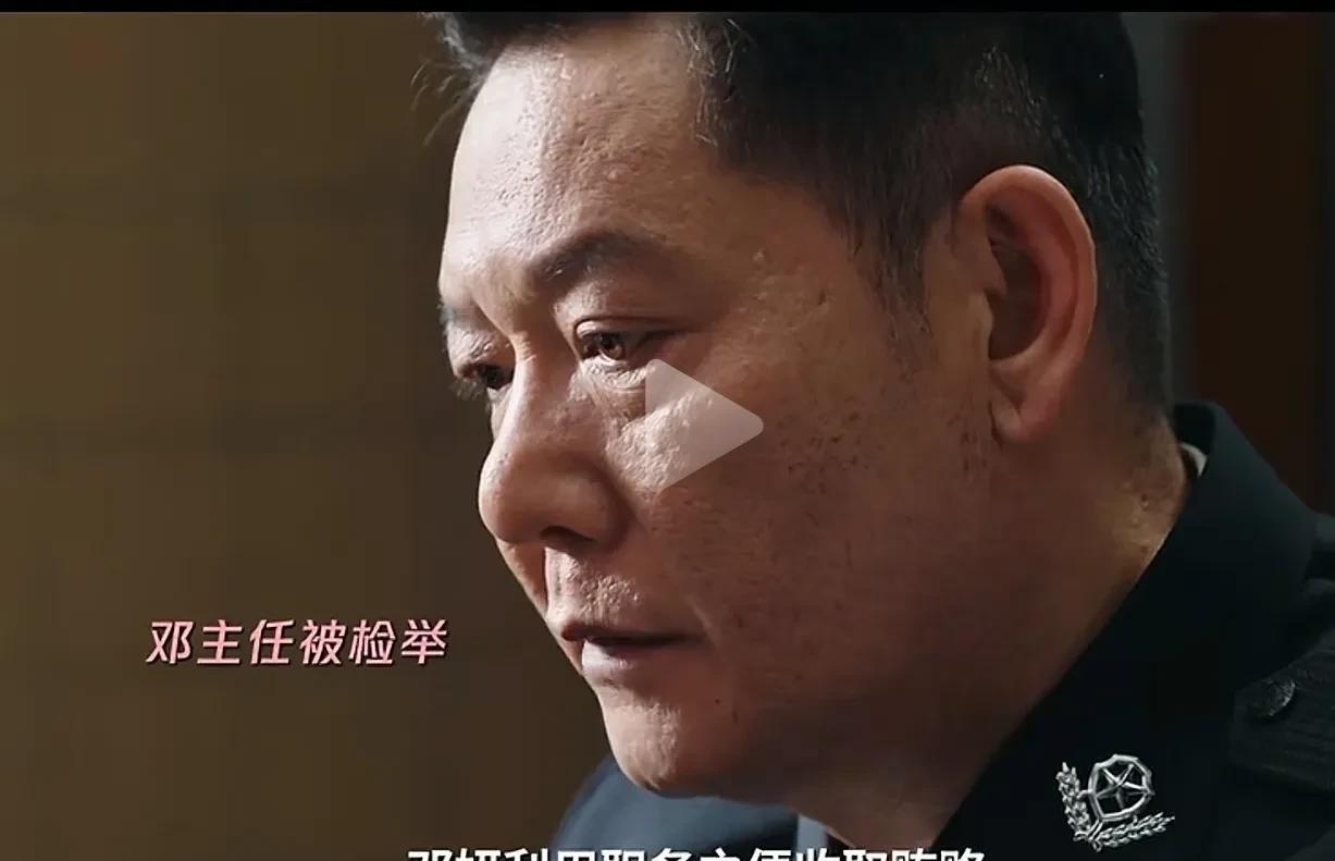 《利剑玫瑰》第21，22集抢先看。周宏才逃脱警察追捕，邓妍被栽赃陷害停职。1，