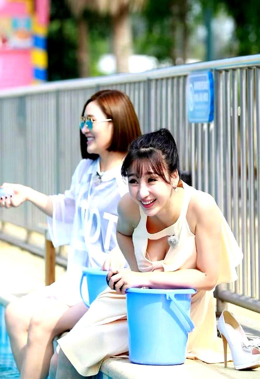 0.8%收视是柳岩一弯腰换来的镜头里她刚低头，后台数字直接跳。0.8的涨幅