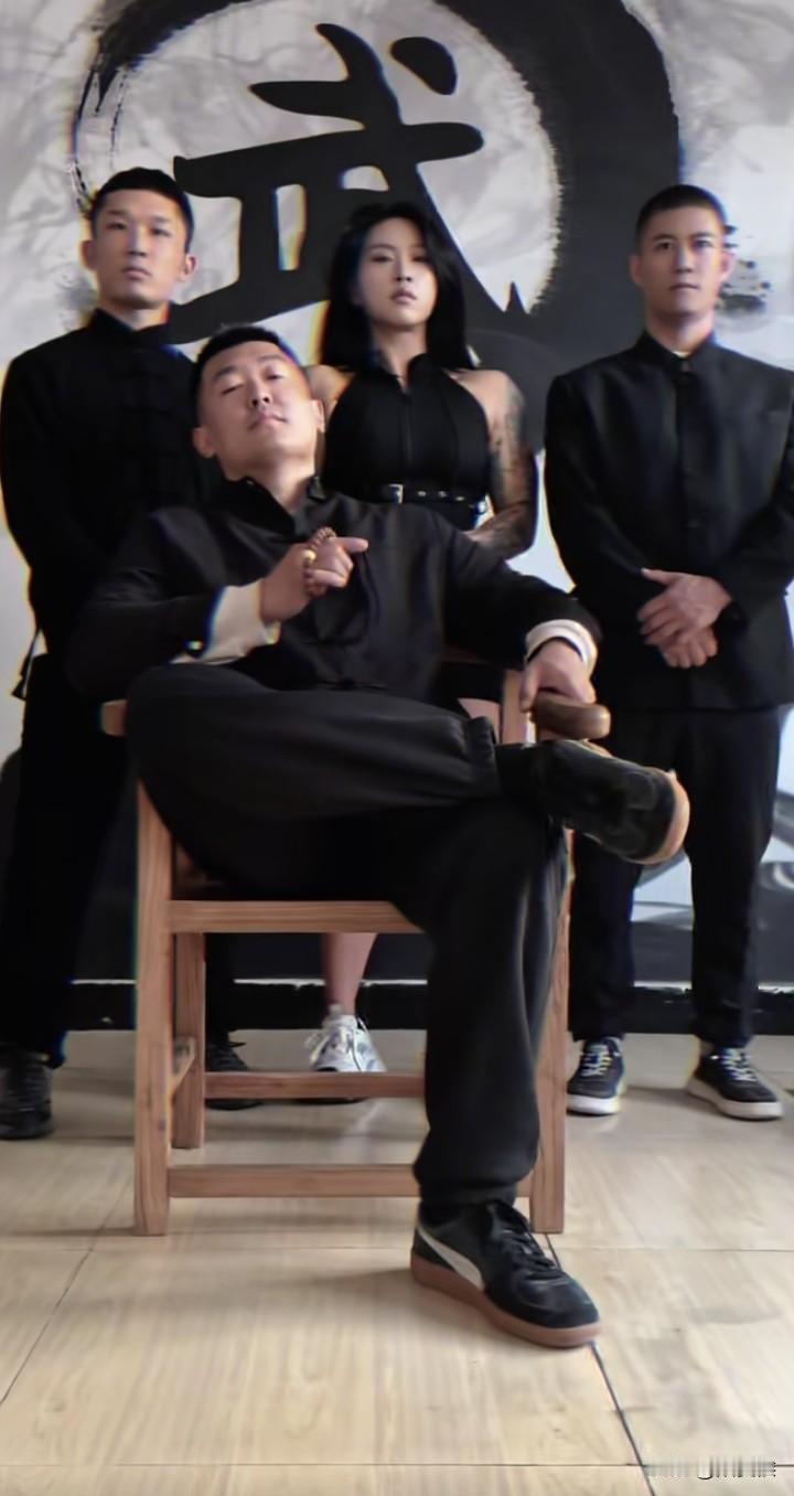 赵鸿刚输了，满脸是血倒在台上他师父把抖音简介改了，“喜欢信鸽，热爱传统文化”，