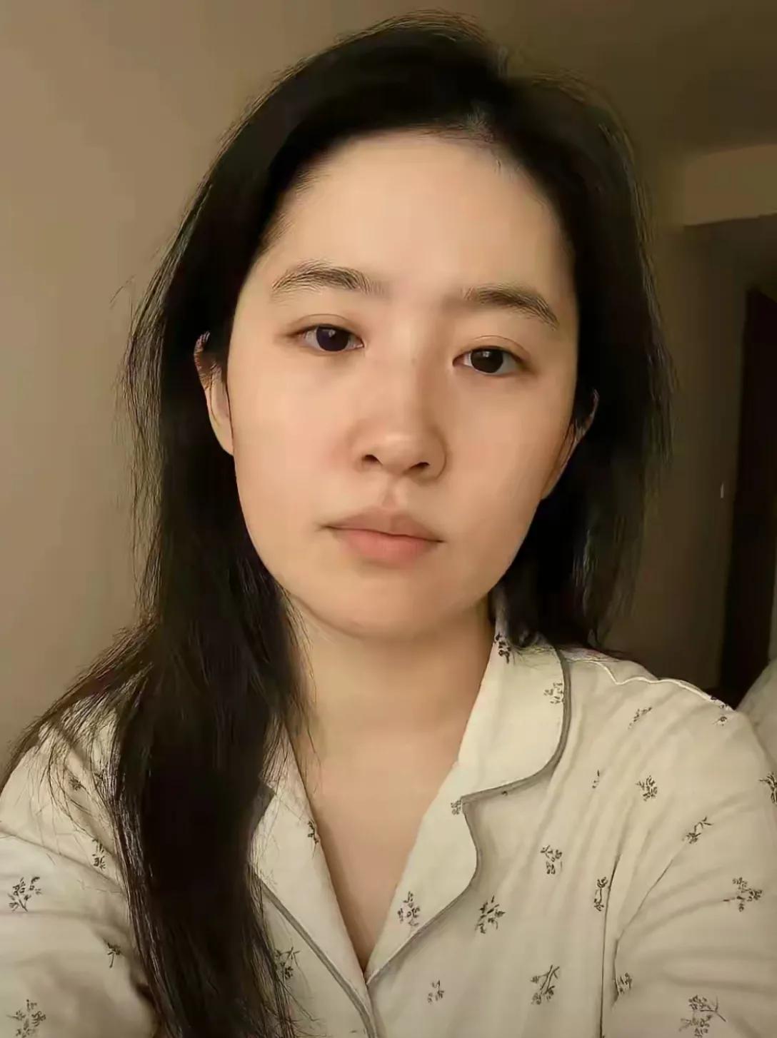 素颜的刘亦菲发量稀少，眉毛浓密，鼻头太大，不见鼻梁，双目无神，看上去满脸沧桑，与