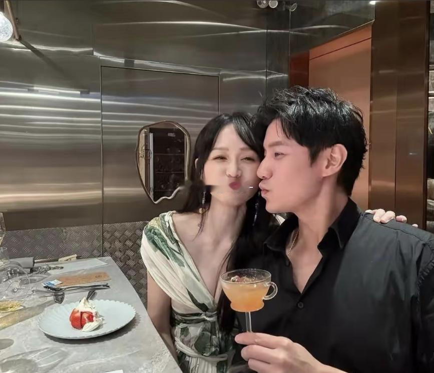 陈乔恩为老公庆生！穿祖母绿抹胸裙笑出褶皱，46岁状态引热议，桌上三碟菜吃个寂寞