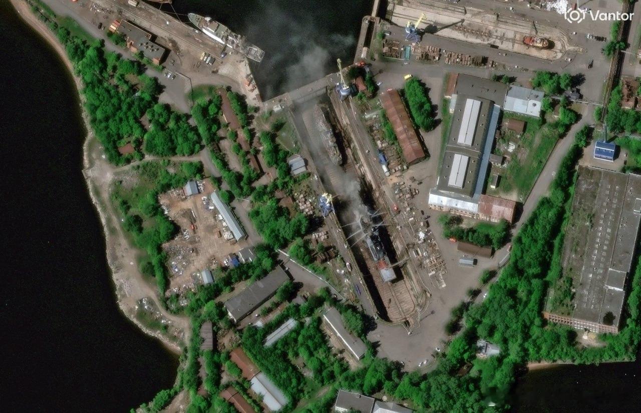 这是乌克兰击中的俄罗斯护卫舰“博伊基”号，系统的损坏使军舰完全丧失控制和作战能力