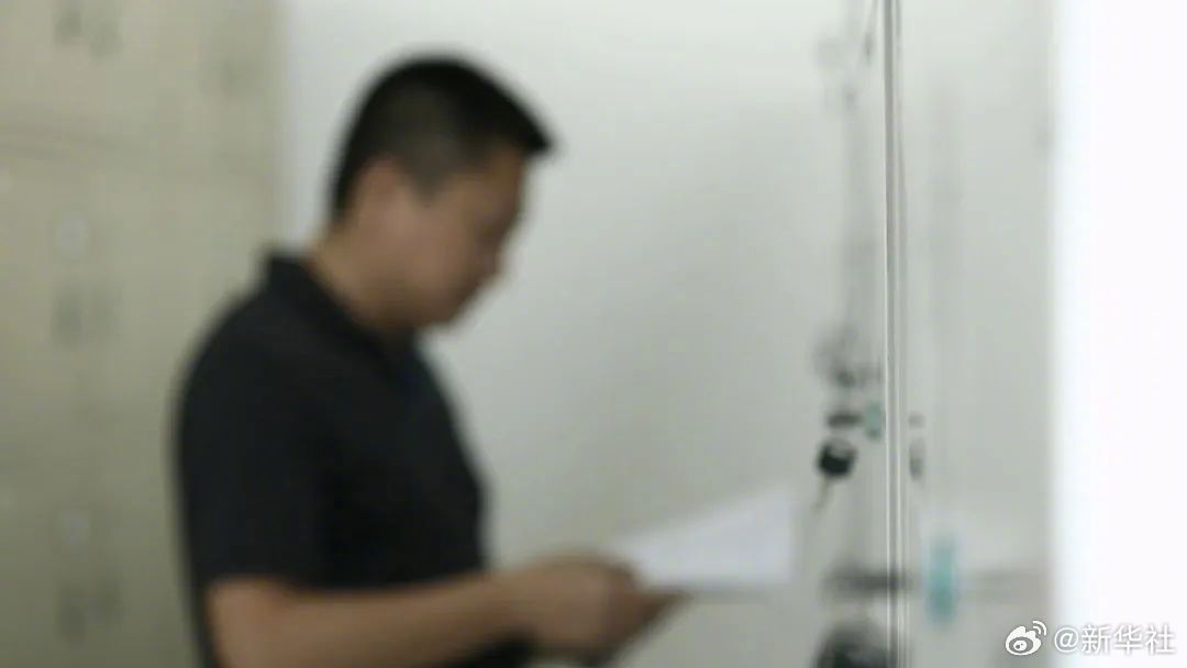 【警惕！#境外间谍情报机关重点围猎我公职人员#】#干部将密件带回家被亲属偷拍#近