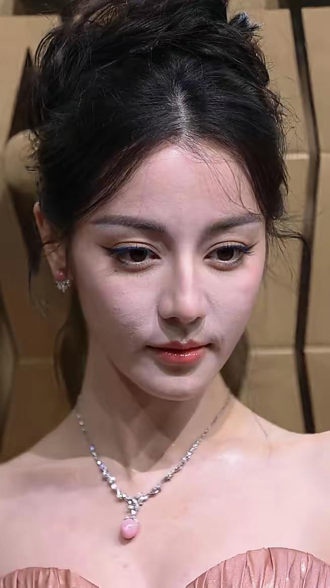 这应该是灯光问题吧！脸上有些坑坑洼洼、但不影响她的美！这小巧的脸上五官真是精致