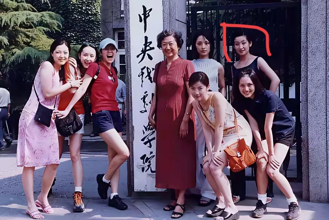 谁能想到当年站在最边上的女人如今会成为娱乐圈最有气质的女人，最漂亮的女人，最霸气