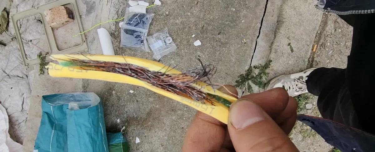 有人买了卷铜线，半年不到就发黑掉粉，手一搓直掉渣。2024年中他从正规店买来装