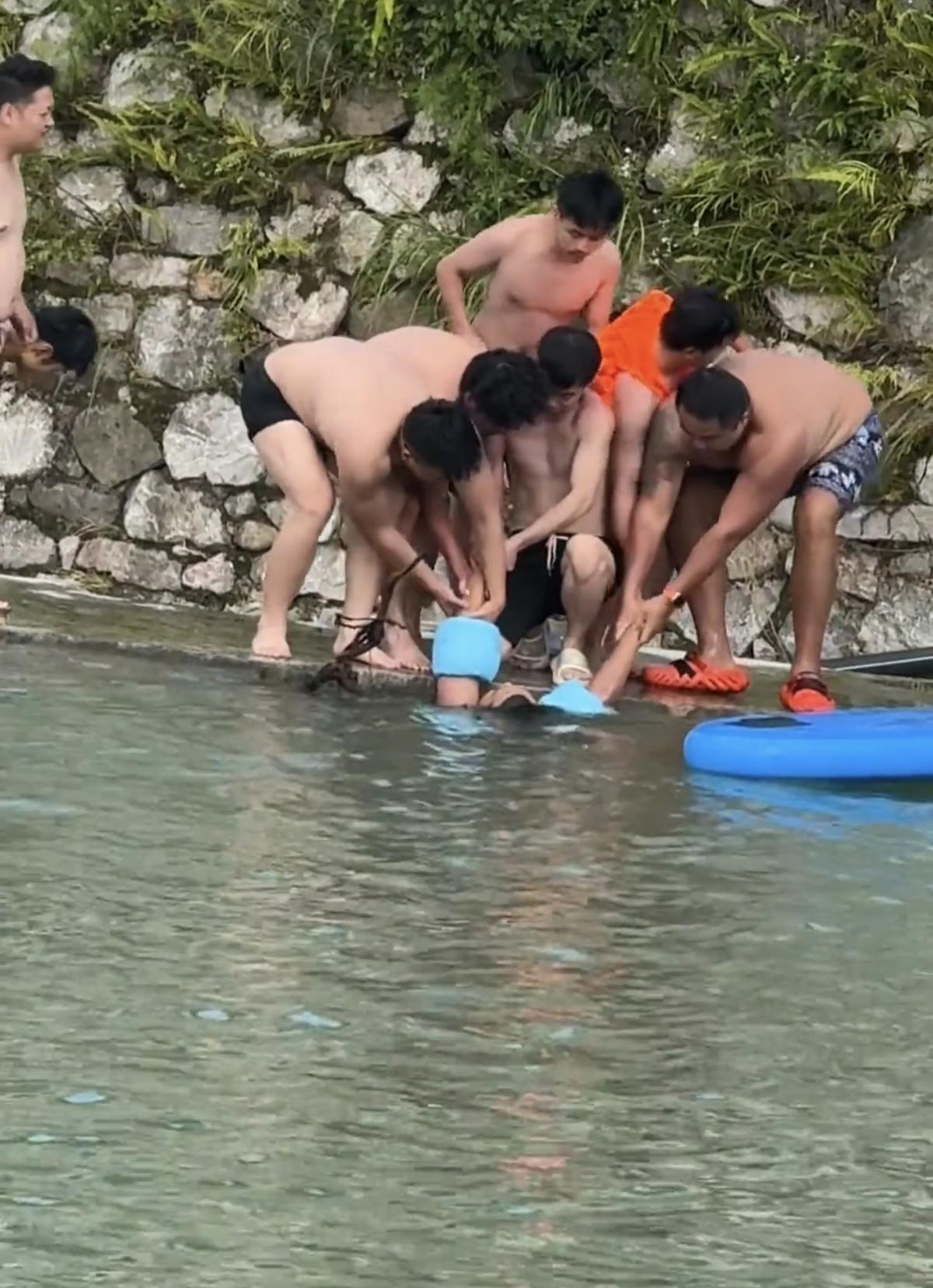“明枪易躲，暗箭难防”？贵州黔南州，两名男子正在河里惬意地玩水纳凉，谁知下一秒，