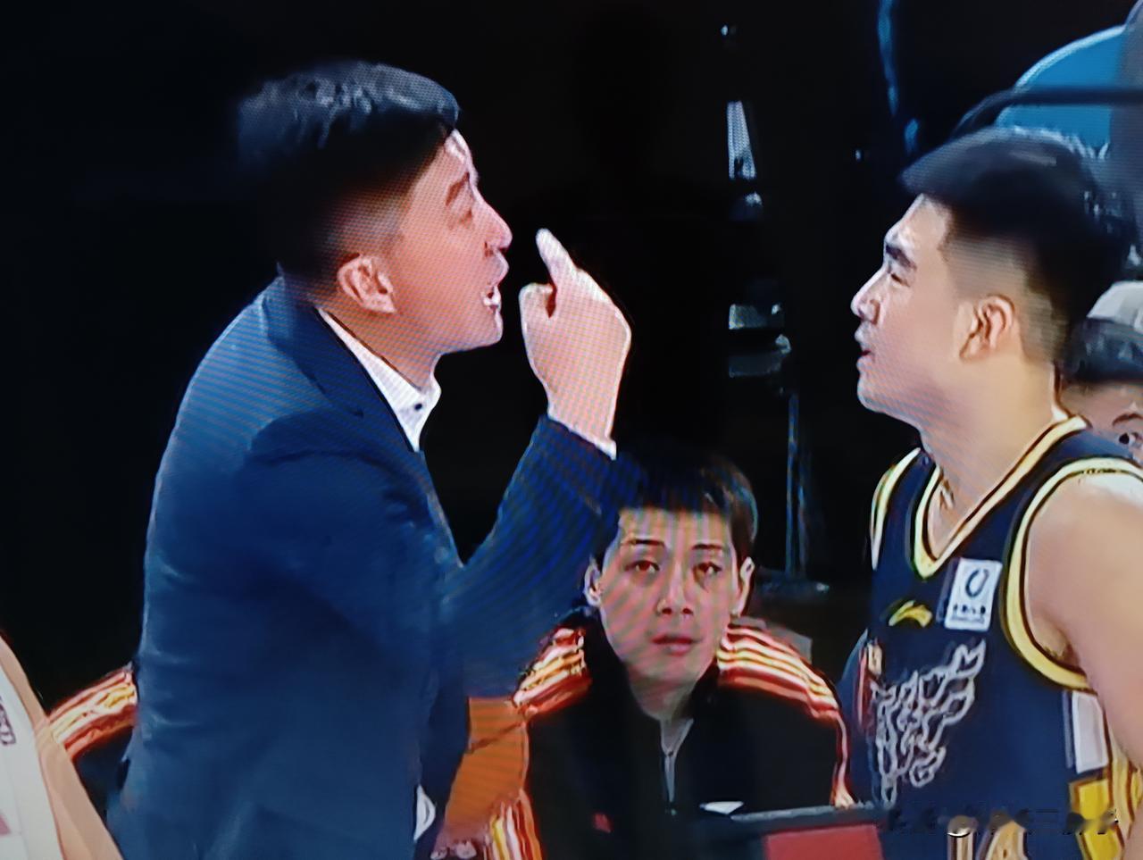 CBA联赛今晚又要上演重头戏，杜峰与丁伟两个困兽，将展开第二轮厮咬。全运会冠亚军