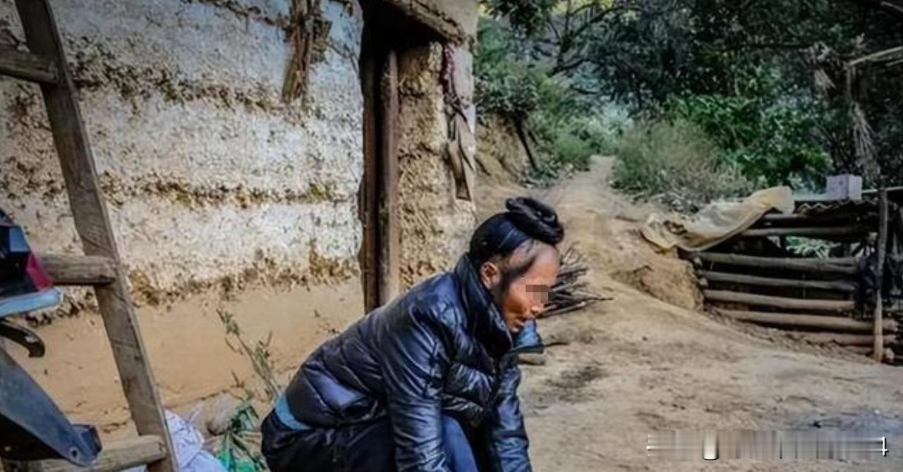 相传一个寡妇带着儿子在一富人家里当佣人，一天寡妇去富人房间里打扫卫生，富人正在午