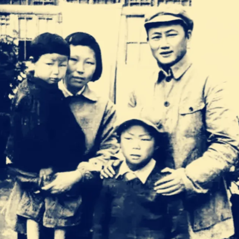 1949年春，吉林军区政委陈正人找到毛主席，请求借兵回乡为母报仇。毛主席听他讲“