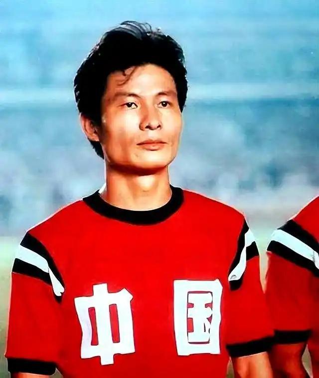 全运会主火炬点燃看到1948年出生的容志行爷爷，踏水前行一路小跑、和年轻一辈粤港