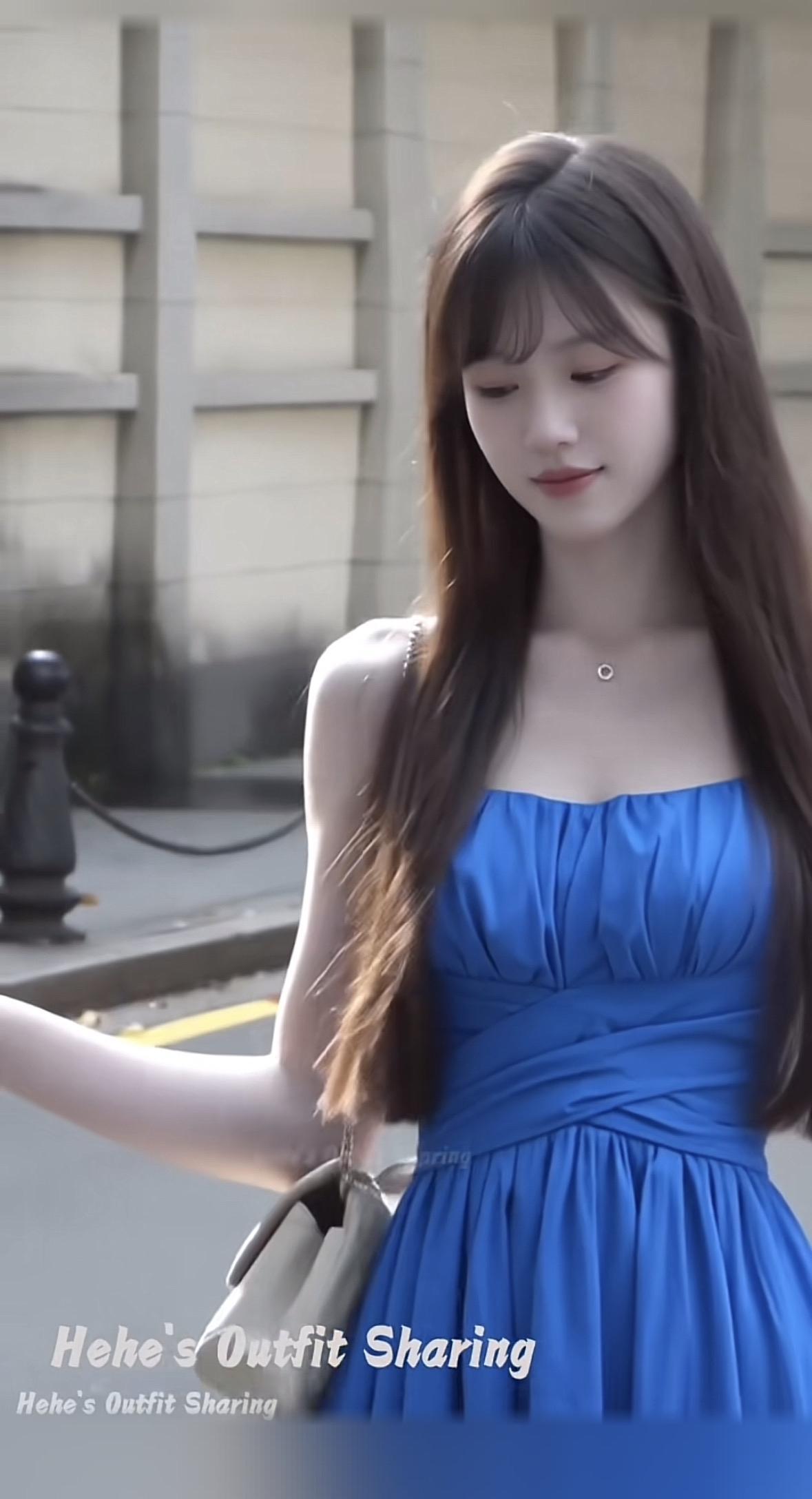 【毫不讳言，克莱因蓝抹胸裙可以说简直是夏日街头的视觉焦点！】