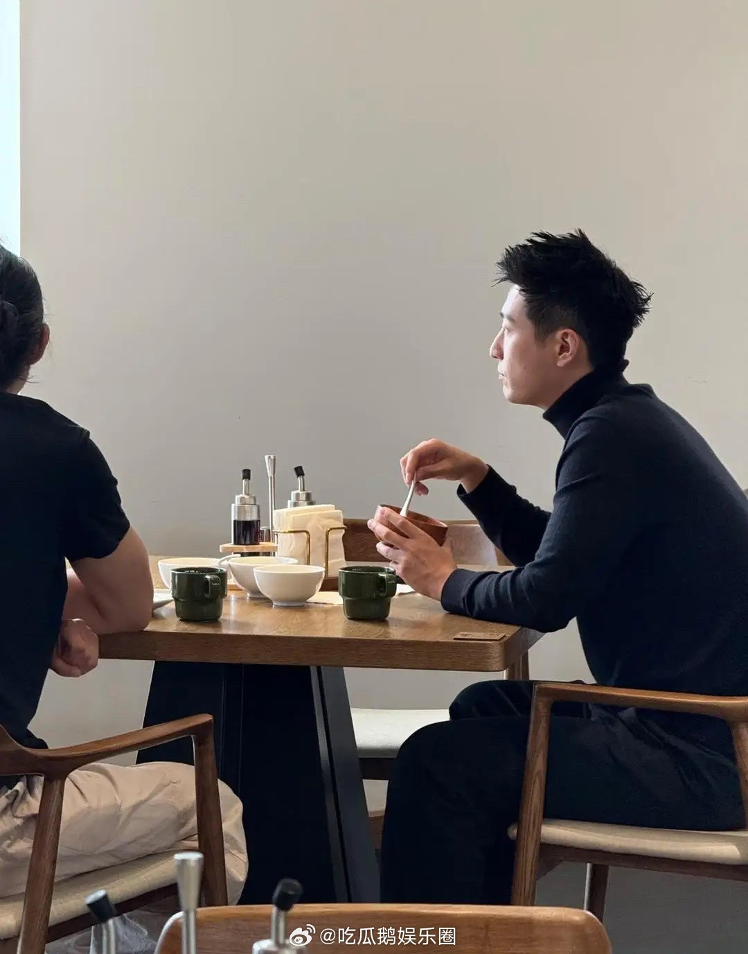 38岁窦骁现身乌鲁木齐旅游被偶遇，他打扮休闲时尚又大气，他穿着一身黑色，悠闲地坐
