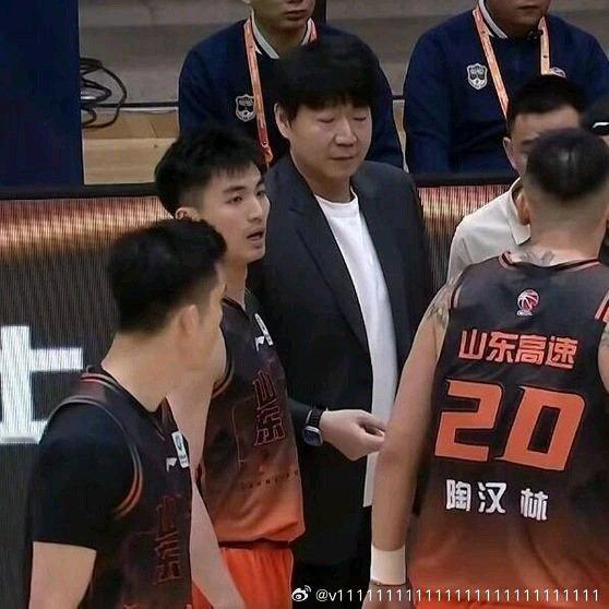 《重磅签约！CBA山东男篮再签顶级外援，新赛季阵容框架浮出水面》CBA休赛期的外援博弈，永远是球迷最