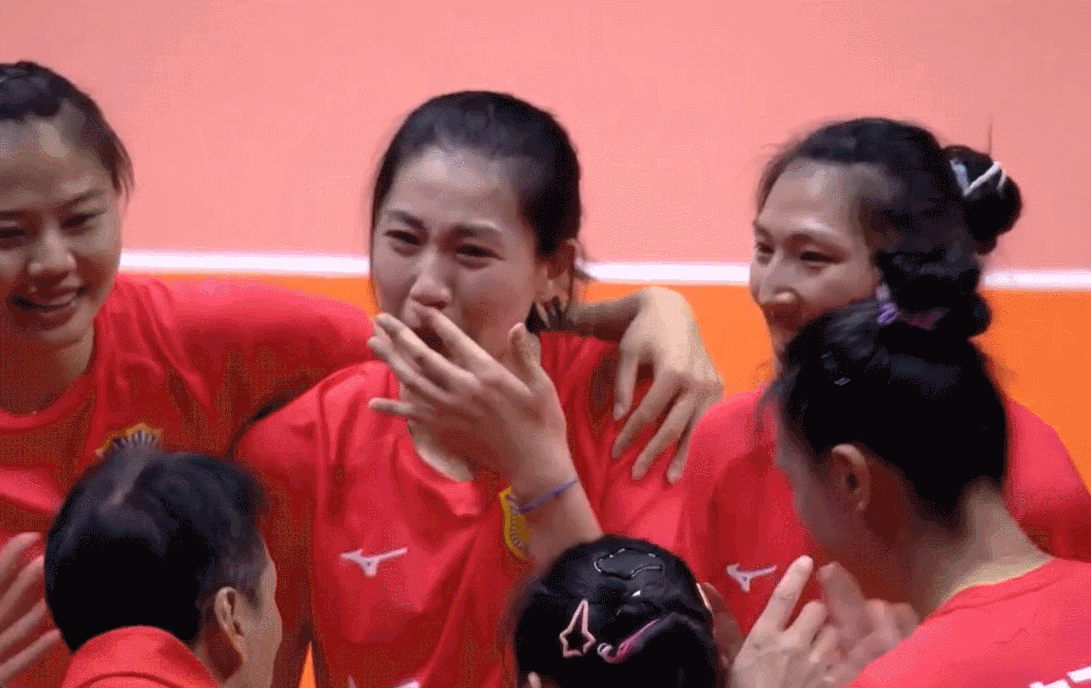 刁琳宇哭到不能自已，吴梦洁、万梓玥好贴心的去安慰