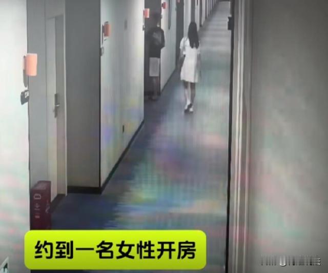 安徽，一男子想要摇一摇附近的人，认识了一名女子。两个人相聊之后，本来准备去附近的