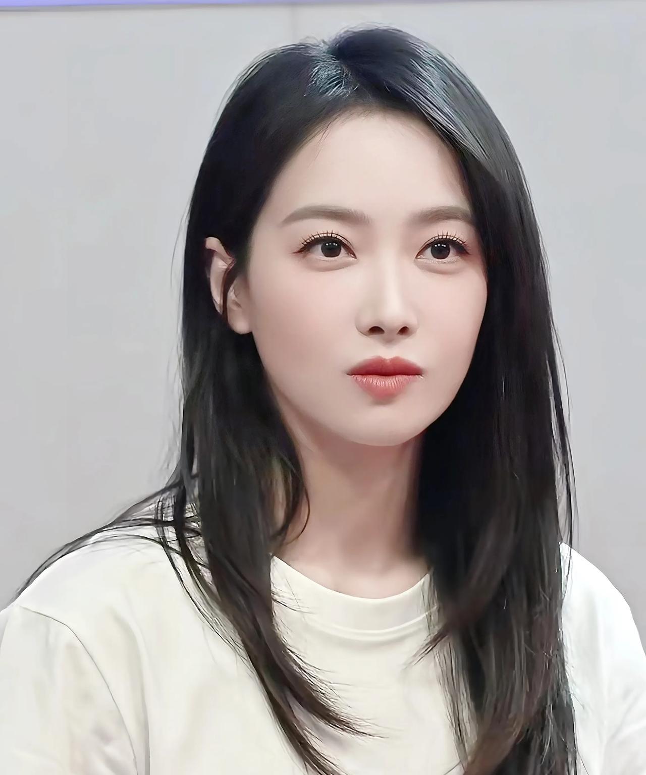 宋茜成都出席线下活动，简单的白T恤加牛仔裤都那么美，披肩长发很好看，美到这种程度