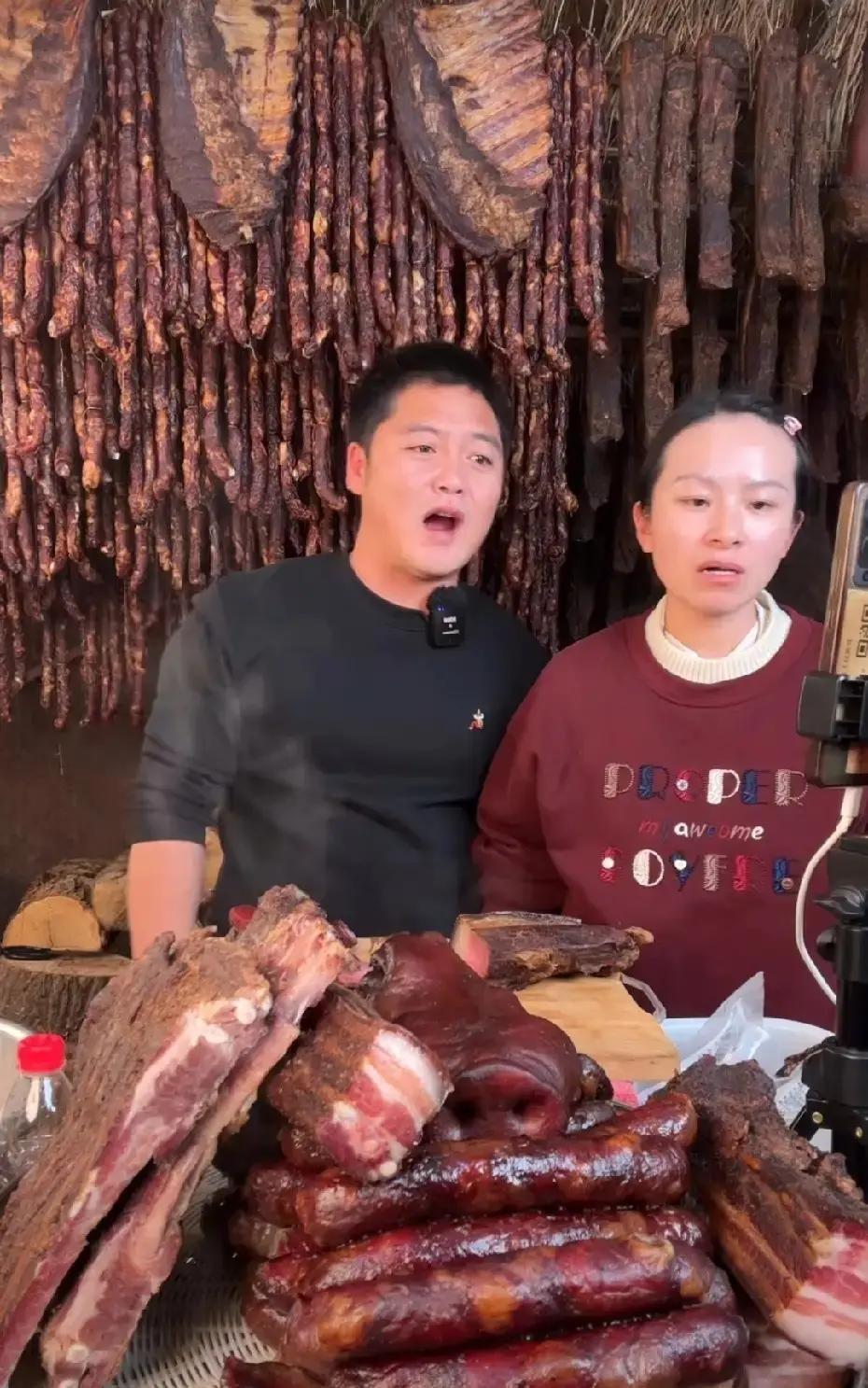 林区小刚刚在贵州泥坑里摔成泥巴人，600万粉丝隔着屏幕笑出鹅叫。我蹲直播看他扑