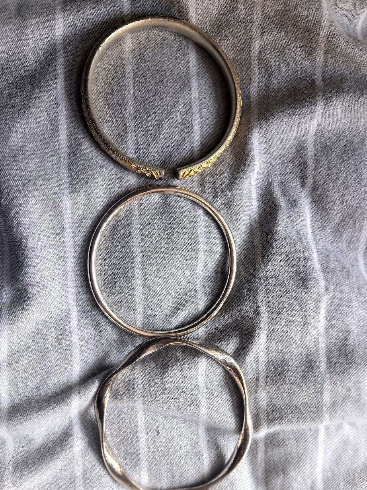 去年我四千多块买了16克铂金，被朋友笑成不锈钢。现在同款手镯飙到一万六，