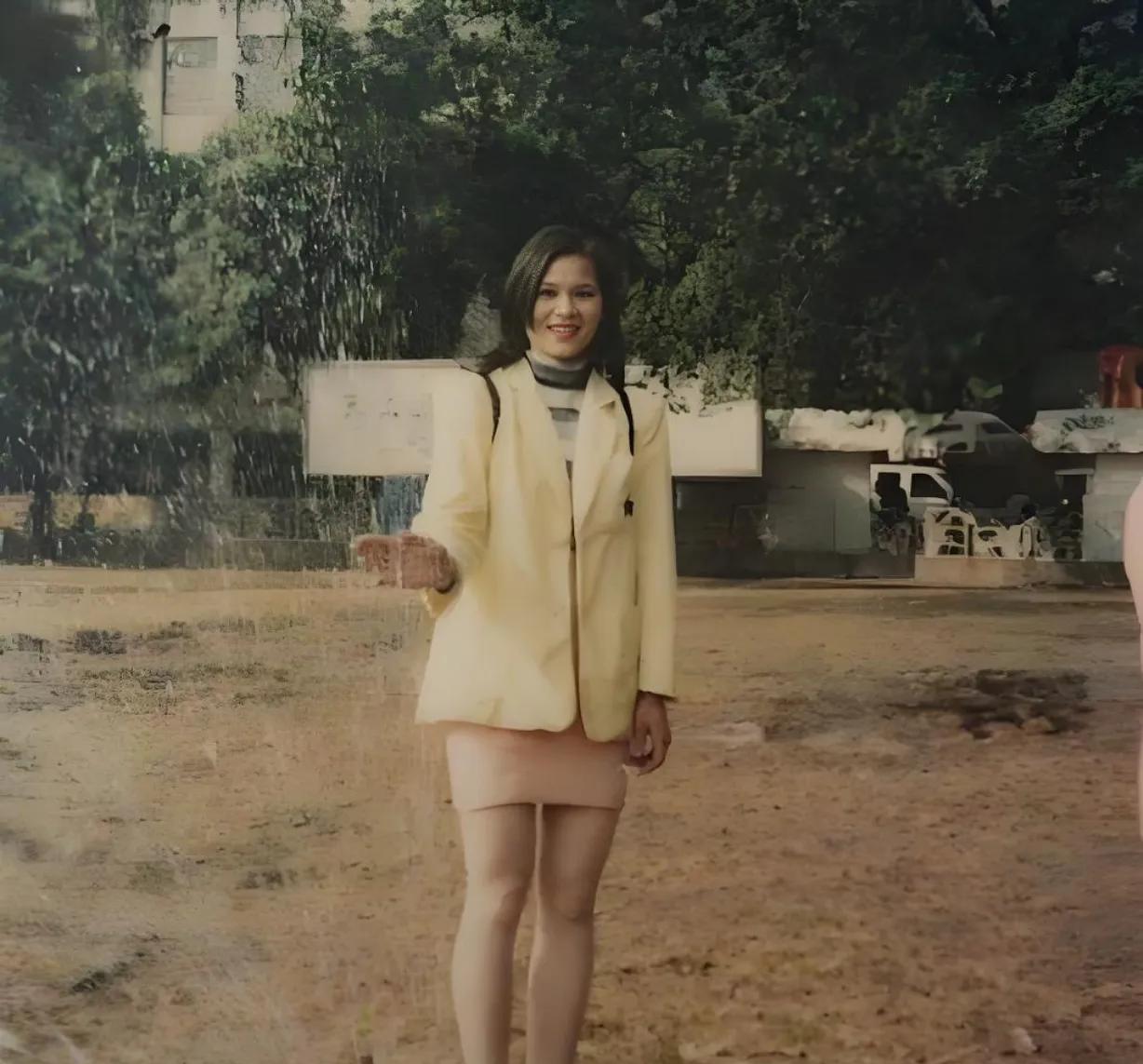 这张照片拍摄于1992年，福建省厦门纺织厂女会计在公园里游玩时的留影。不久以后，