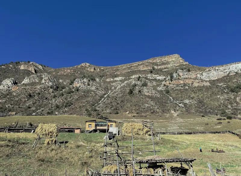 林北挑好庇护所位置开始挖洞，这操作背后故事可不少。之前他在七星山荒野求生时，庇护